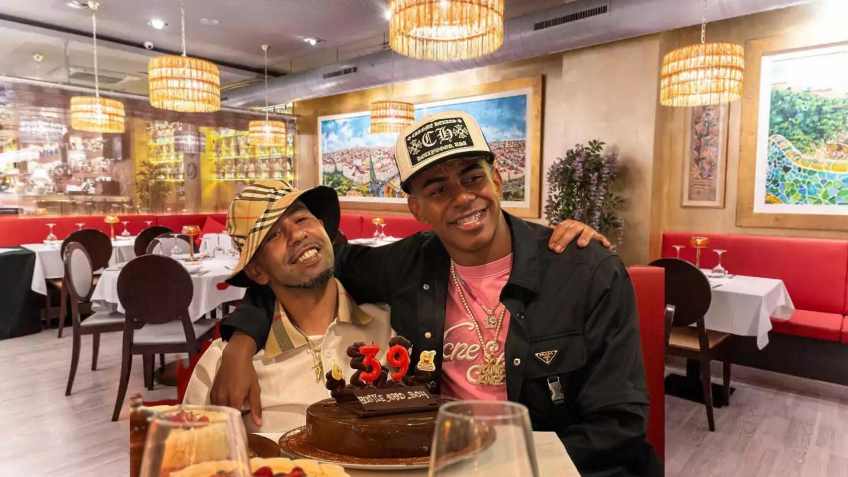 Lamine Yamal celebra el 39 cumpleaños de su padre, Mounir Nasraoui, en el restaurante Gaudim