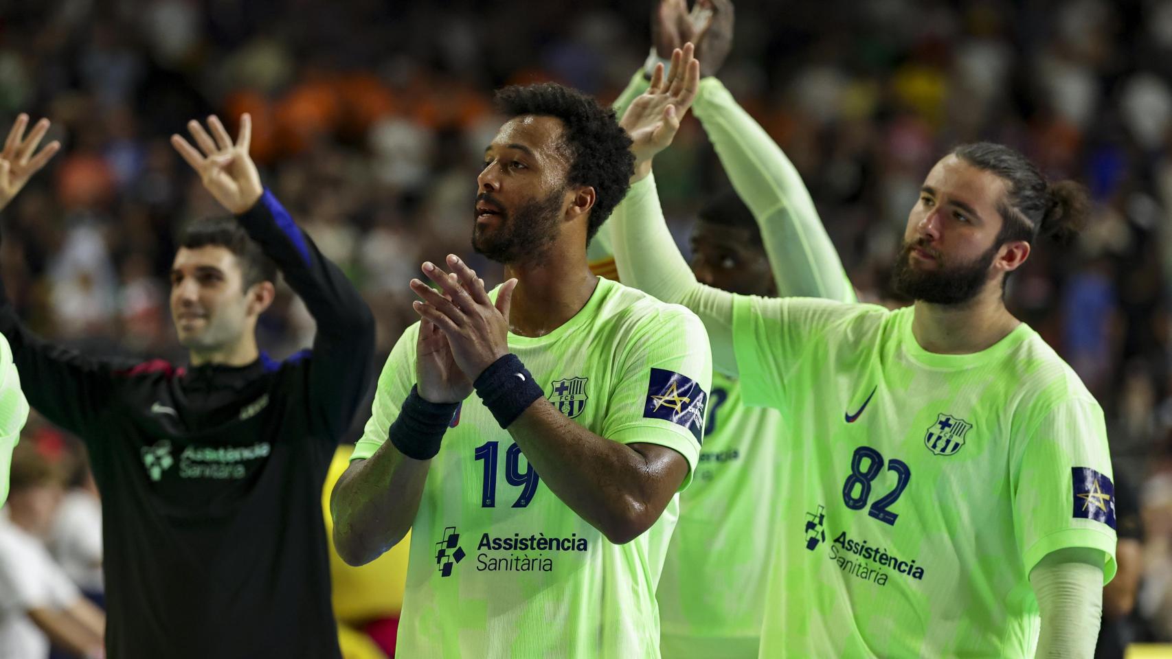 Melvyn Richardson, Luis Frade y Petar Cikusa agradecen el apoyo a la afición del Barça de balonmano en Colonia