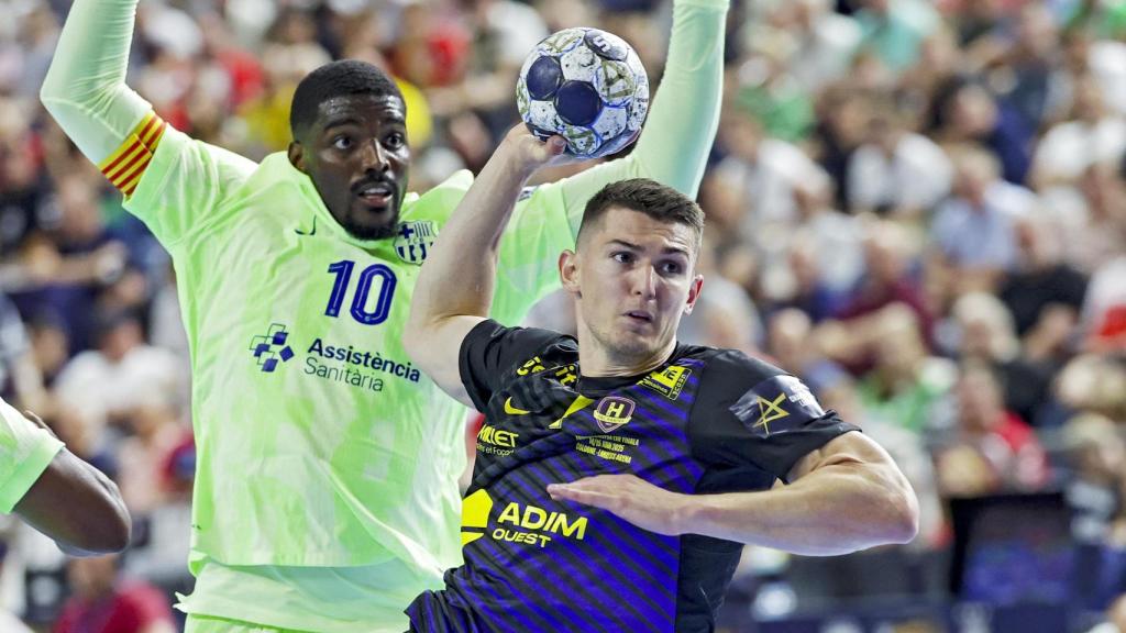 Dika Mem defiende a Aymeric Minne en la final de consolación de la Champions League de balonmano