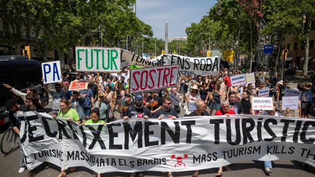 Decenas de personas durante una manifestación contra la masificación turística, a 15 de junio de 2025, en Barcelona