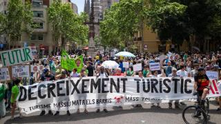 Decenas de personas durante la manifestación contra la masificación turística, a 15 de junio de 2025
