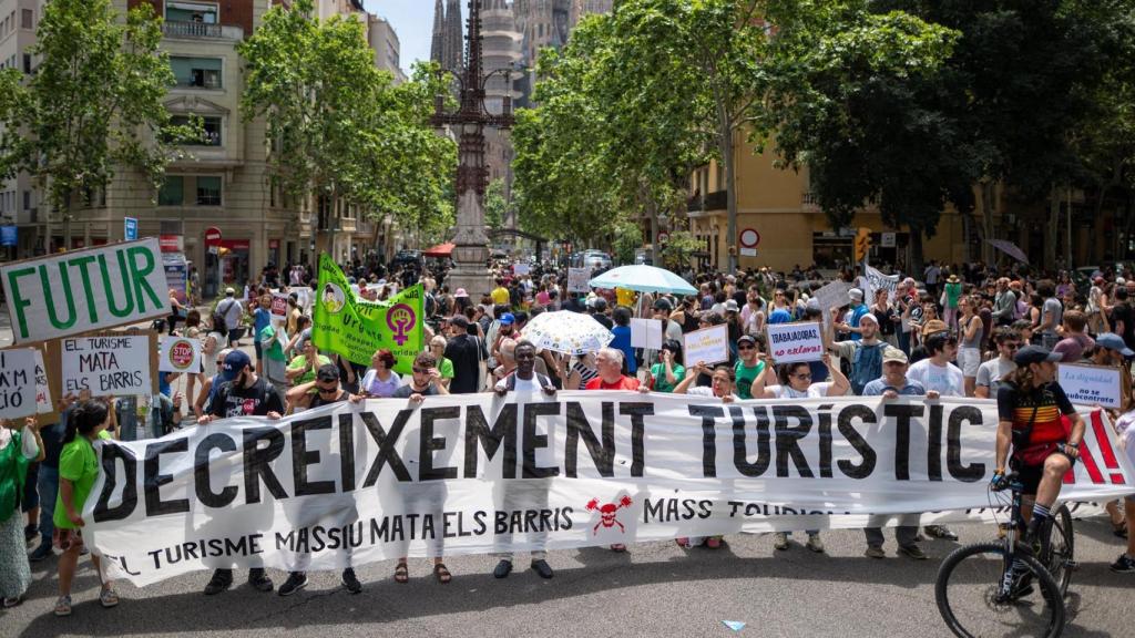 Decenas de personas durante la manifestación contra la masificación turística, a 15 de junio de 2025