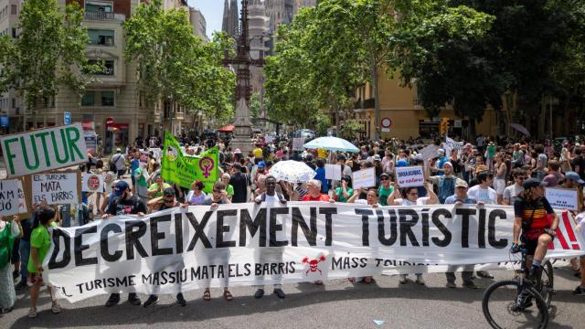 Decenas de personas durante la manifestación contra la masificación turística, a 15 de junio de 2025