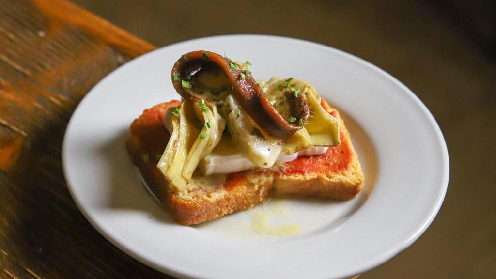 Mossegadet de brie, carxofa i anxova de la taverna Cu-Cut de Barcelona