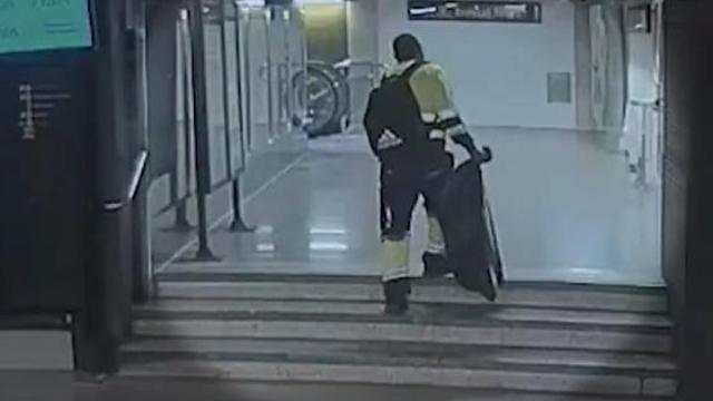 Pillado un trabajador robando 18 kilos de cable de cobre del metro de Barcelona