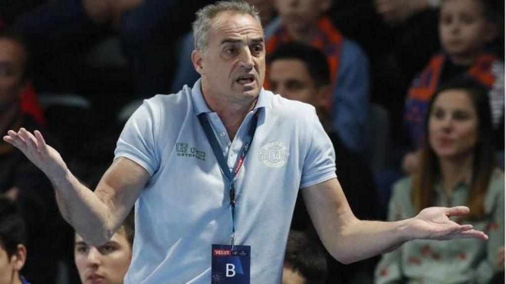 Rafa Guijosa durante un partido como técnico del Ademar León