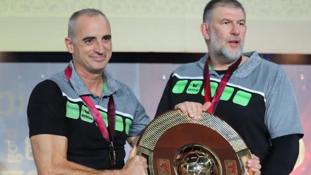 Rafa Guijosa y un miembro del cuerpo técnico posando con el trofeo de campeones de la Liga de Balonmano de Qatar