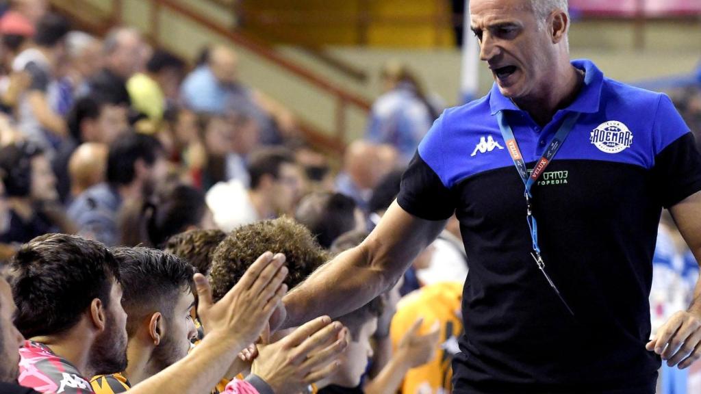 Rafa Guijosa durante un partido de Liga Asobal como técnico del Ademar León