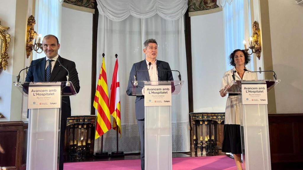 El conseller de la Presidencia de la Generalitat, Albert Damau (d), el alcalde de l'Hospitalet de Llobregat, David Quirós (c), y la consellera de Economía y Finanzas, Alícia Romero (i), en una rueda de prensa tras la Bilateral Generalitat-L'Hospitalet