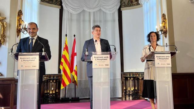 El conseller de la Presidencia de la Generalitat, Albert Damau (d), el alcalde de l'Hospitalet de Llobregat, David Quirós (c), y la consellera de Economía y Finanzas, Alícia Romero (i), en una rueda de prensa tras la Bilateral Generalitat-L'Hospitalet