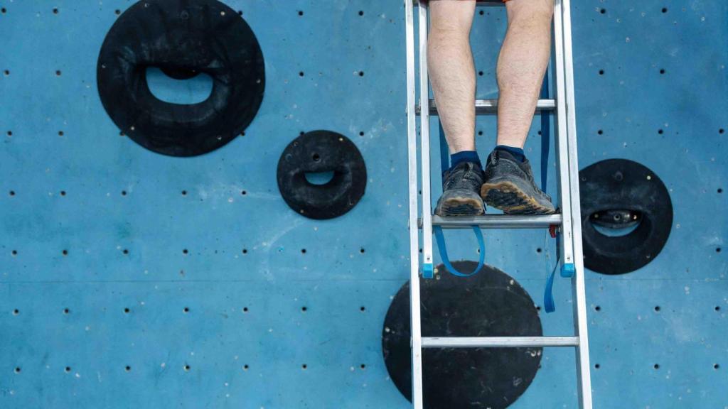 Un equipador de BDN Climb muntant una via