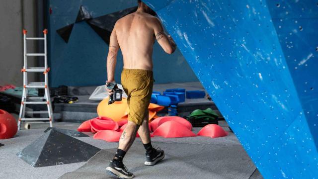 Joan Cabestany Gonyalons, Director Técnico de BDN Climb, mientras monta una vía en el rocódromo