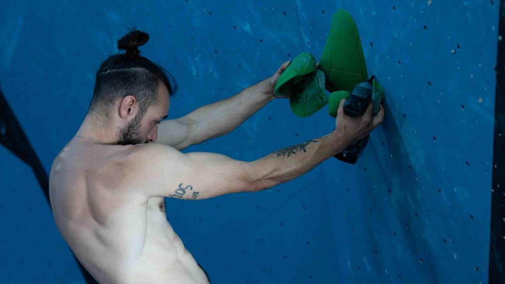 Joan Cabestany, el Director Técnico de BDN Climb, monta una vía del rocódromo