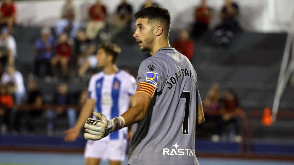 Joan García, en un partido del RCD Espanyol con el brazalete de capitán