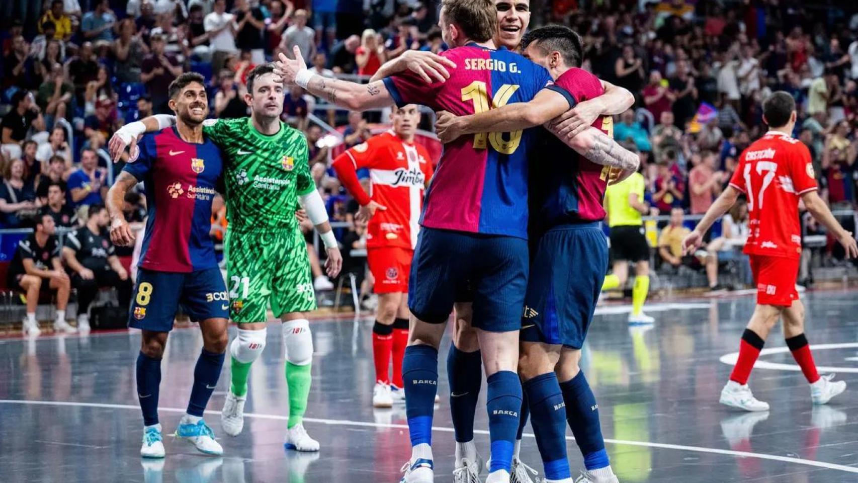 Los jugadores del Barça de fútbol sala celebran un gol contra el Cartagena