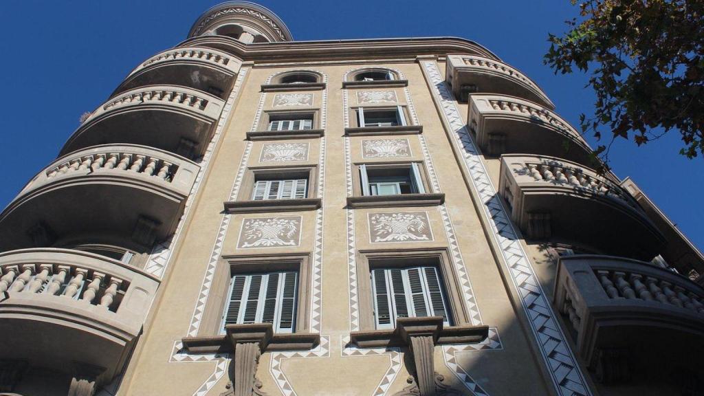 Detalles de la fachada de la Casa Antònia Serra i Mas