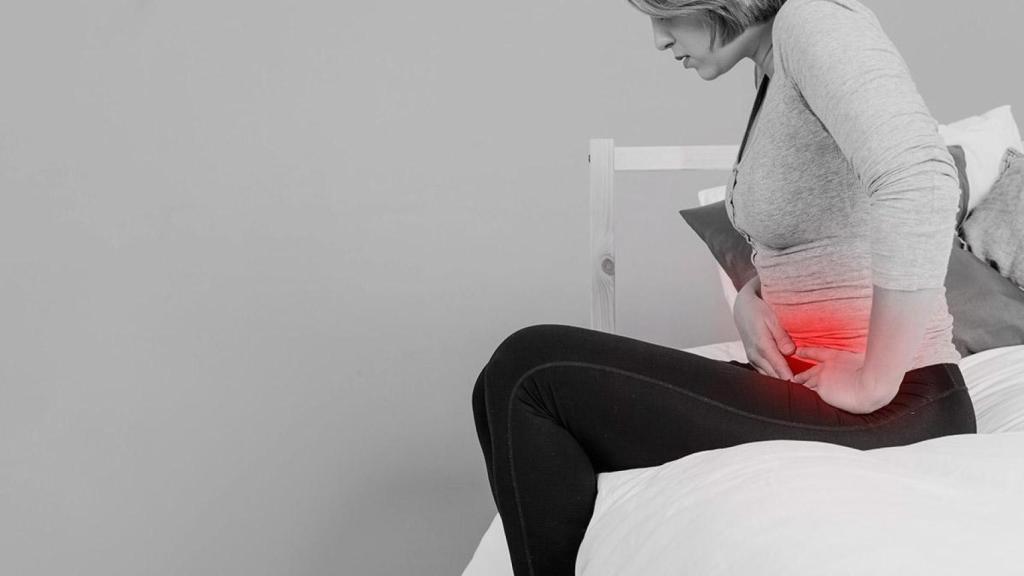 Una mujer con sensación de tener la barriga hinchada