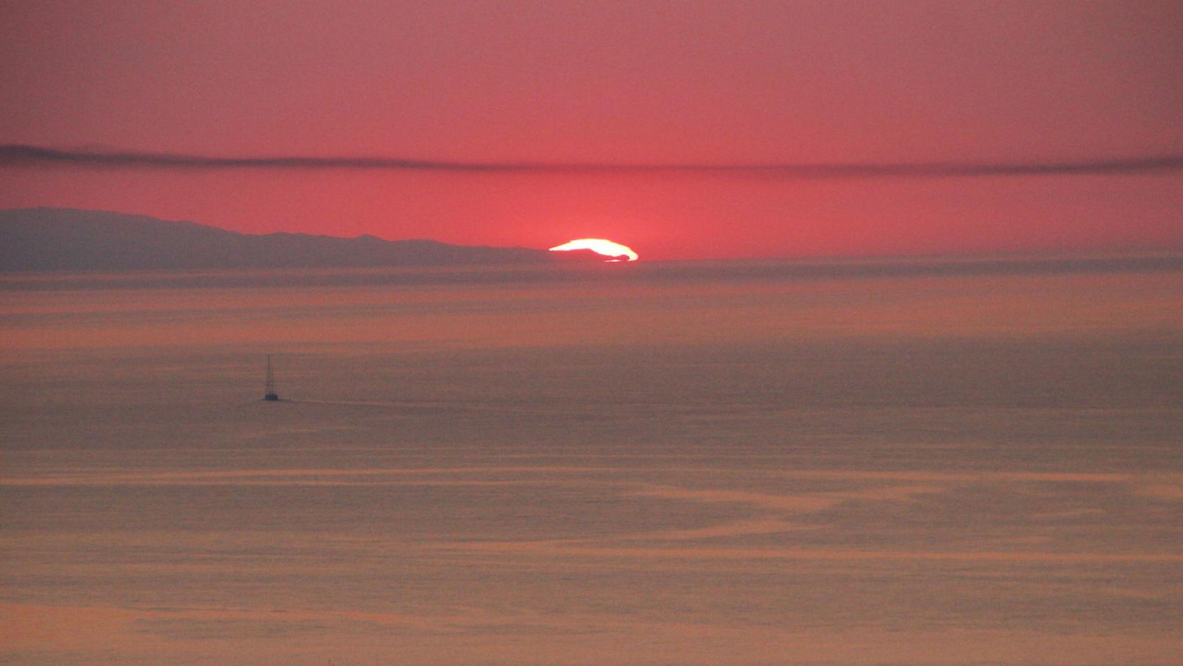 Salida de sol con vistas a Tossa de Mar y la Costa Brava desde Montjuïc