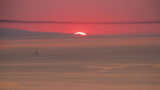 Salida de sol con vistas a Tossa de Mar y la Costa Brava desde Montjuïc