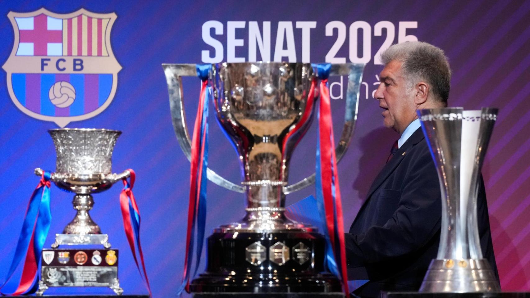 El presidente del Barça, Joan Laporta, en la reunión ordinaria del senado junto a los títulos de Liga, Copa y Supercopa