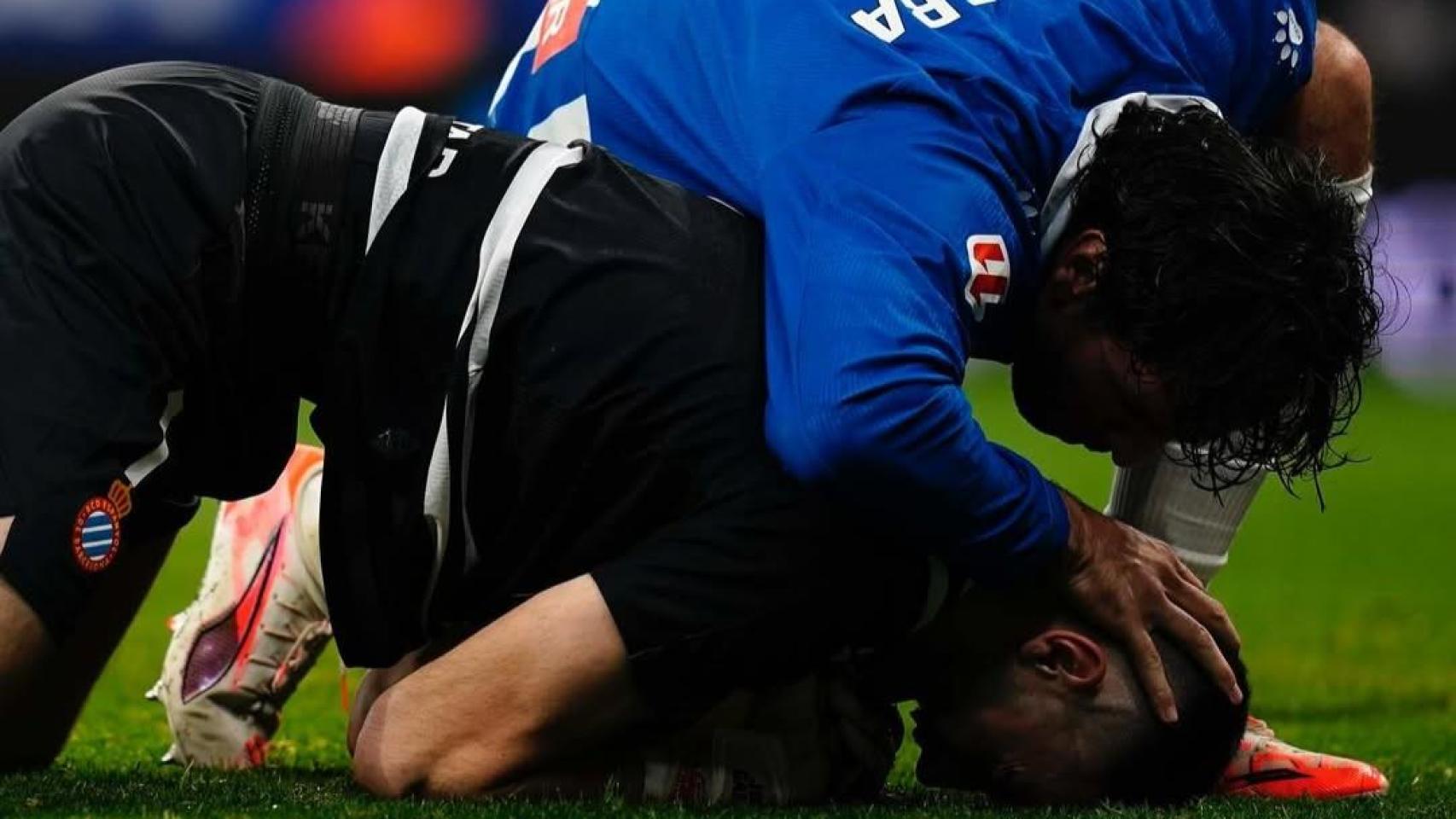 Joan García atrapa un balón y Cabrera le felicita