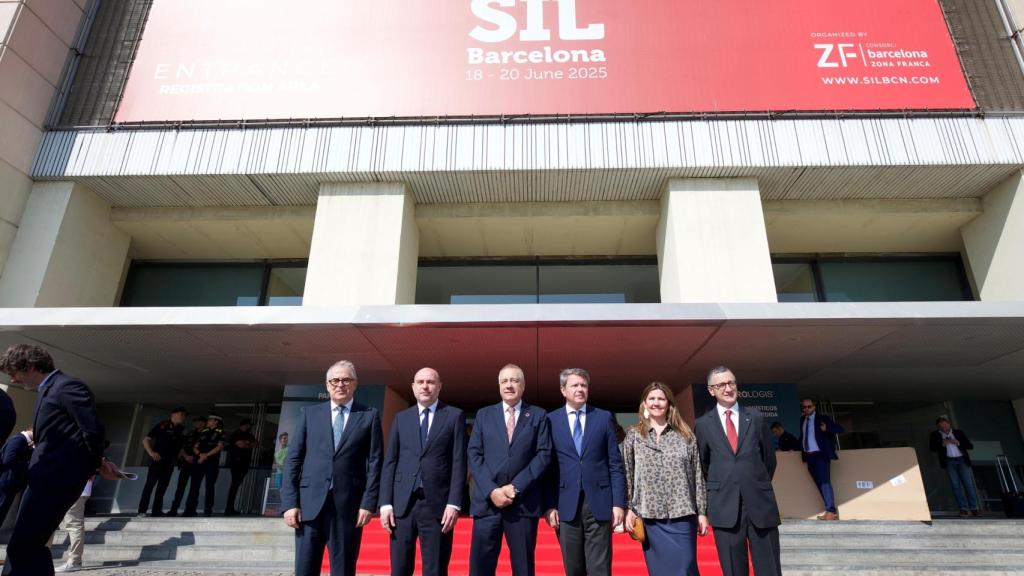 Inauguración del SIL 2025, con el secretario de Estado de Transportes y Movilidad Sostenible, José Antonio Santano, el secretario general del Departamento de Territorio, Vivienda y Transición Económica de la Generalitat de Cataluña, Jordi Terrades; el teniente de alcalde del Ayuntamiento de Barcelona, Jordi Valls; el delegado del Gobierno en Cataluña, Carlos Prieto; el delegado especial del Estado en el Consorci de la Zona Franca de Barcelona, Pere Navarro y la directora general del CZFB, Blanca Sorigué