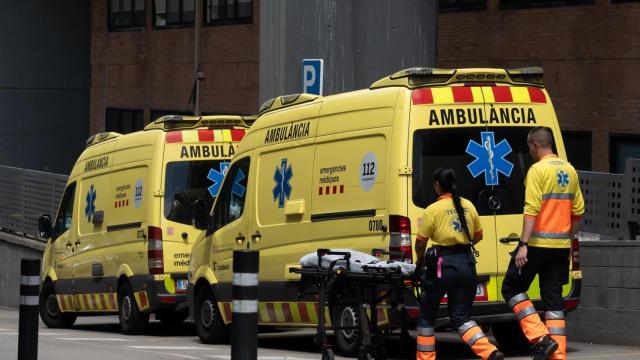 Unos sanitarios trabajan en una ambulancia, a 16 de julio de 2024, en Barcelona, Catalunya