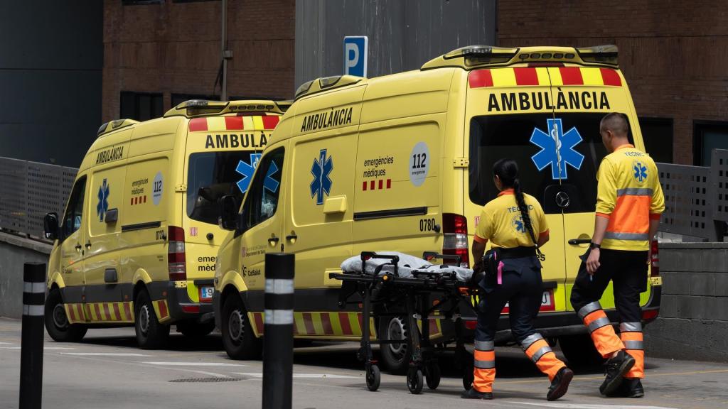 Unos sanitarios trabajan en una ambulancia, a 16 de julio de 2024, en Barcelona, Catalunya
