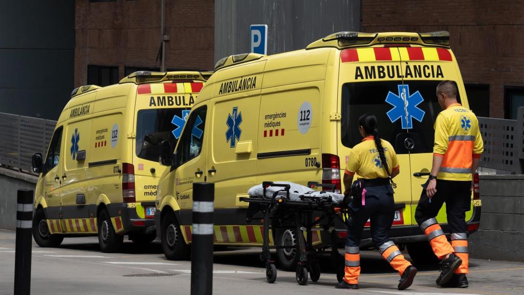 Sanitaris treballen en una ambulància en una imatge d'arxiu