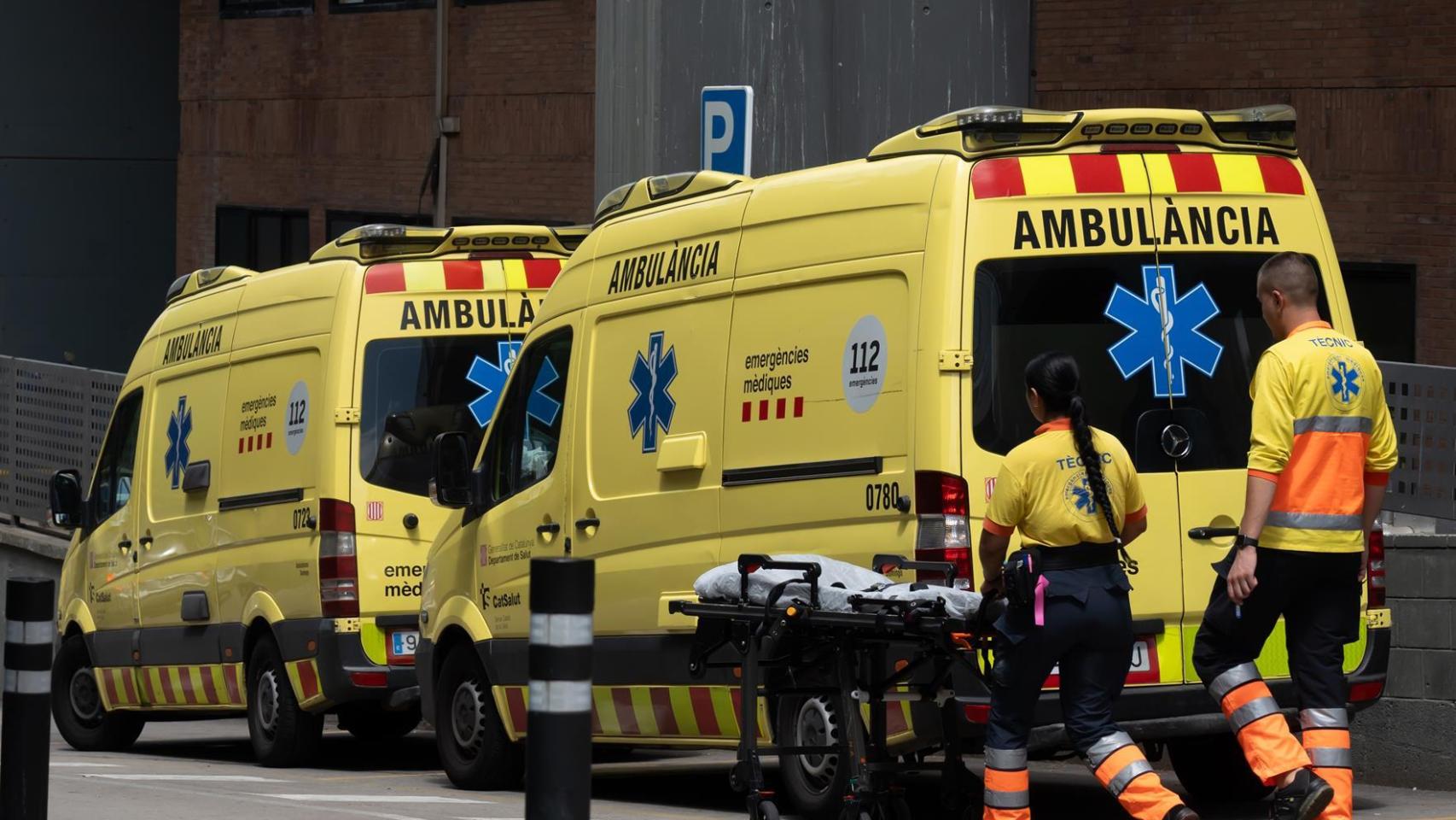 Unos sanitarios trabajan en una ambulancia en una imagen de archivo