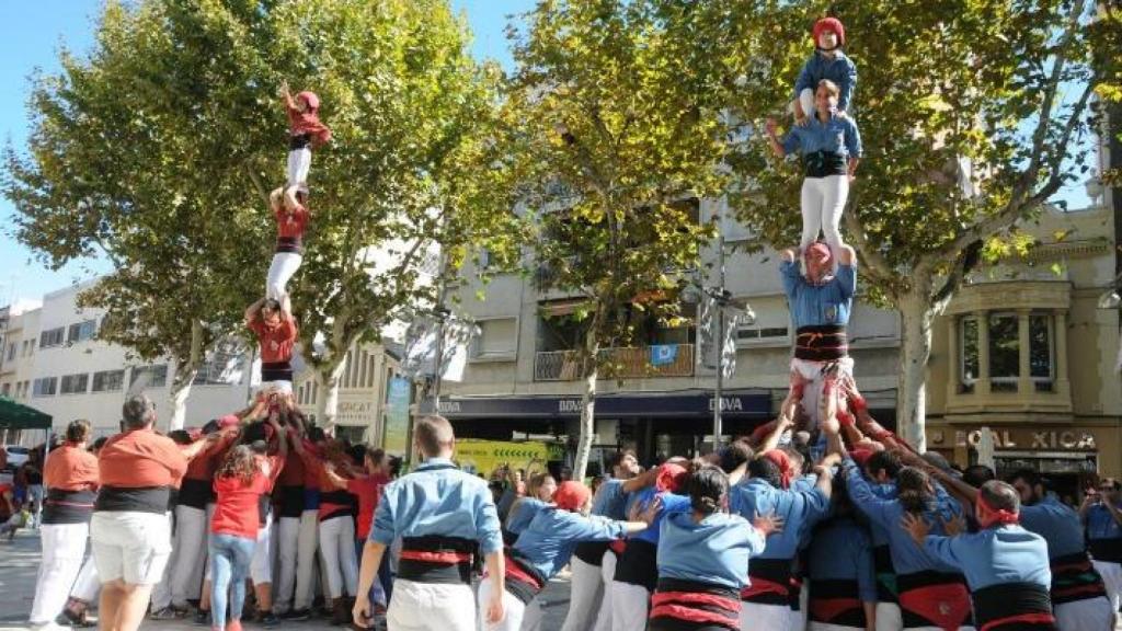 Castells durante la fiesta Ferran Puig de El Prat de Llobregat