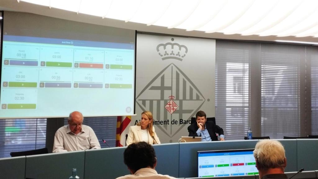 A la dreta, el tinent de seguretat de l'Ajuntament de Barcelona, Albert Batlle, durant la Comissió de Presidència i Seguretat d'aquest dimarts