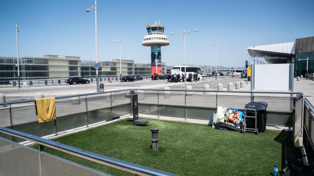Pertinences d'Andrés a la zona on dorm de l'aeroport de Barcelona