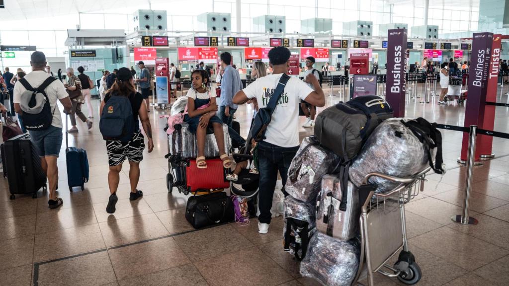 Usuarios del Aeropuerto de Barcelona listos para irse de vacaciones