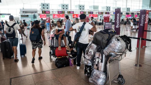Usuarios del Aeropuerto de Barcelona listos para irse de vacaciones