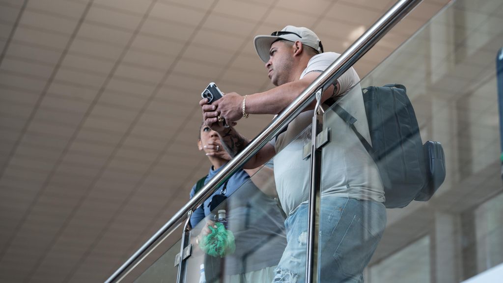Un passatger a l'aeroport en una imatge d'arxiu