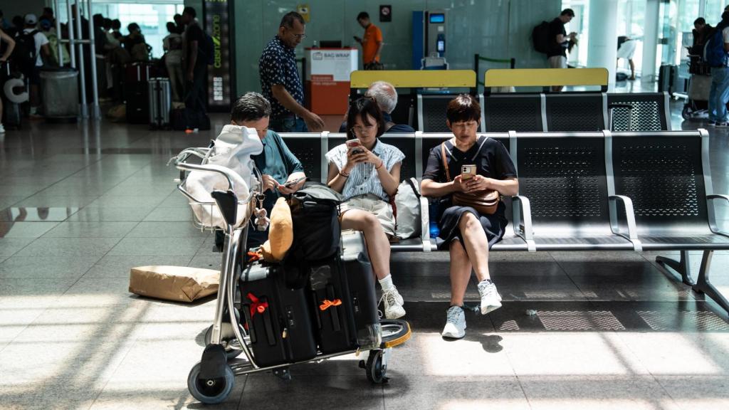 Passatgers esperant a l'Aeroport de Barcelona