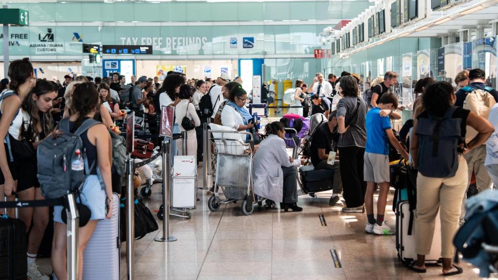 Pasajeros haciendo cola para facturar en el Aeropuerto de Barcelona-El Prat