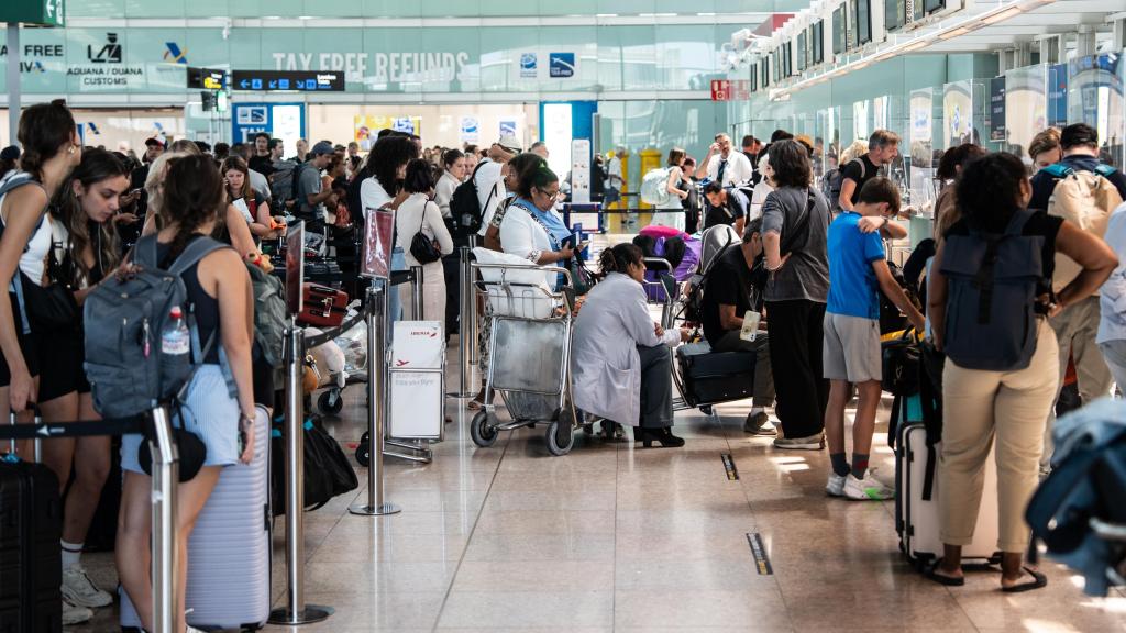 Pasajeros haciendo cola para facturar en el Aeropuerto de Barcelona-El Prat