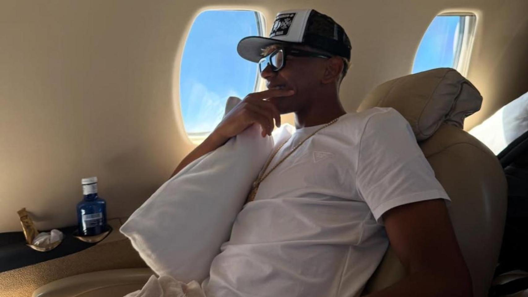 Lamine Yamal, en avión durante sus vacaciones