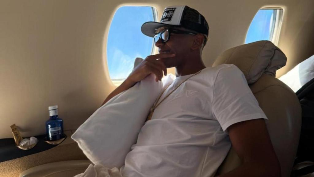 Lamine Yamal, en avión durante sus vacaciones