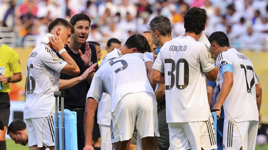 Xabi Alonso mantiene una charla con sus jugadores durante el Real Madrid-Al-Hilal