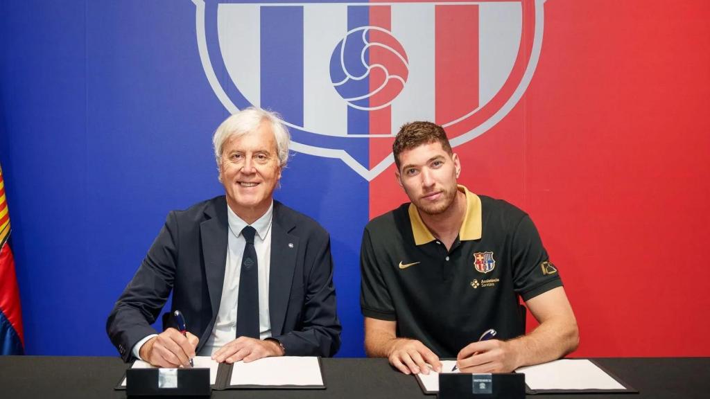 Josep Cubells y Joel Parra firman la renovación del alero del Barça de basket