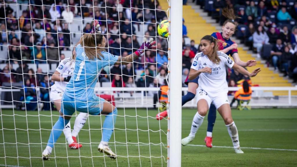 Misa Rodríguez detiene un remate del Barça Femenino en el clásico de Montjuïc