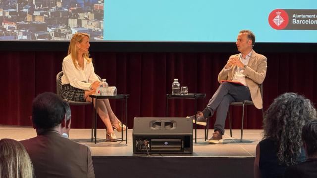La teniente de alcaldía de relaciones internacionales, Maria Eugènia Gay, y el director del CIDOB, Pol Morillas, en la presentación del plan de internacionalización de Barcelona