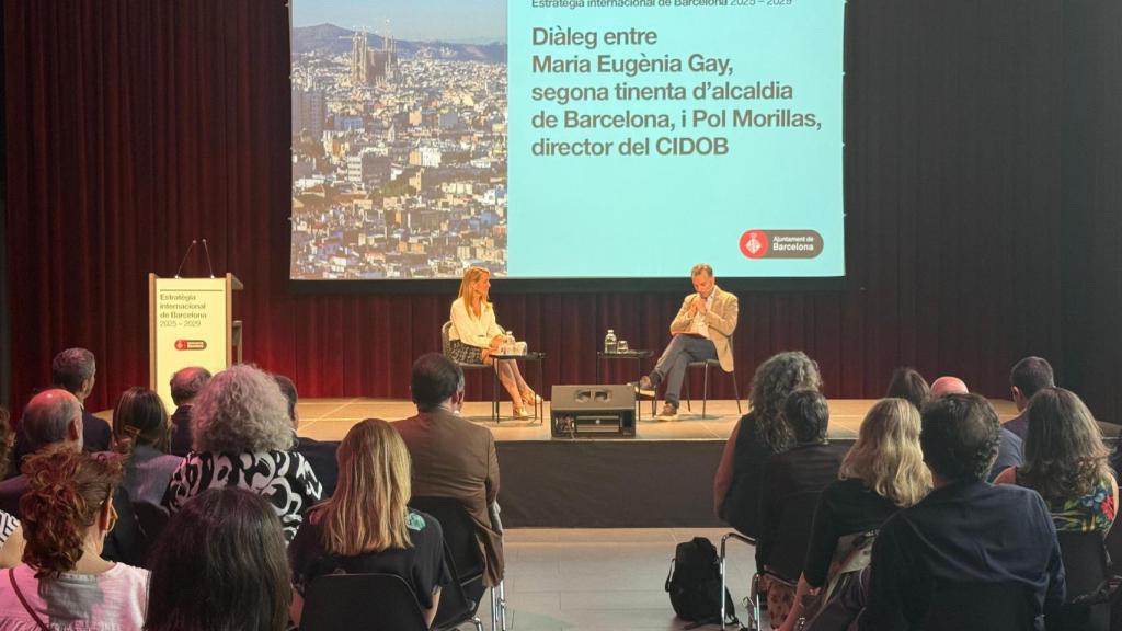 La teniente de alcaldía de relaciones internacionales, Maria Eugènia Gay, y el director del CIDOB, Pol Morillas, en la presentación del plan de internacionalización de Barcelona