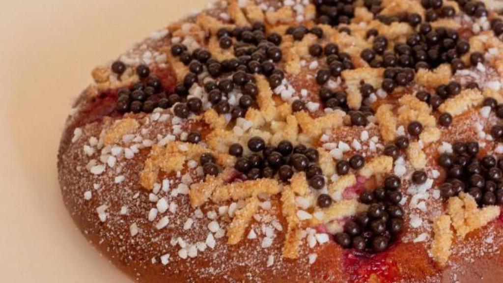 Coca de cereza, perlas de chocolate, almendra y azúcar perlado de La Pastisseria