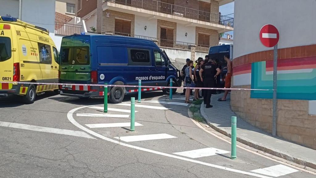 Agents dels Mossos d'Esquadra en el desallotjament del Casino d'Albarrosa de Viladecans