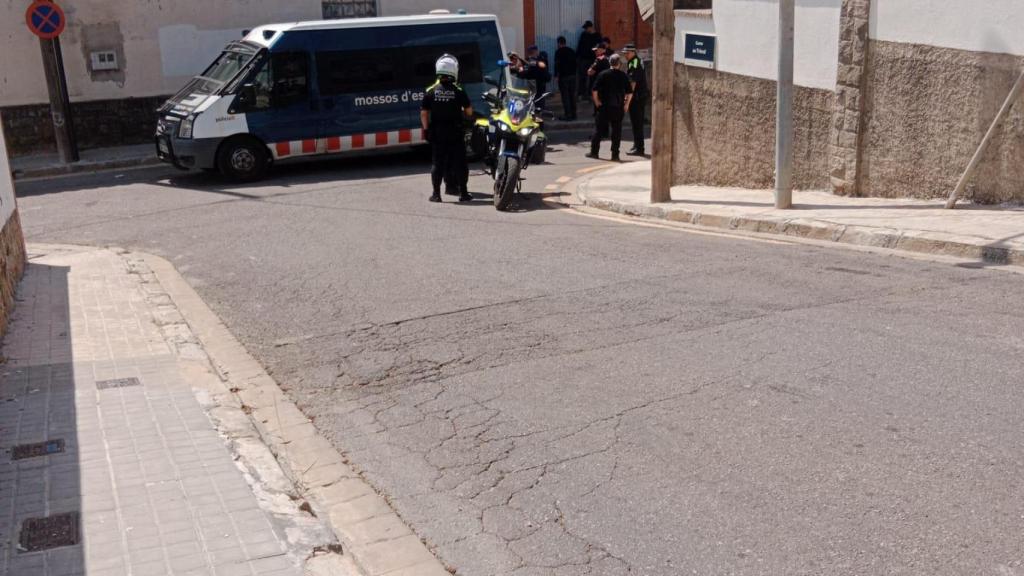 Agentes durante el desalojo del Casino de Albarrosa de Viladecans