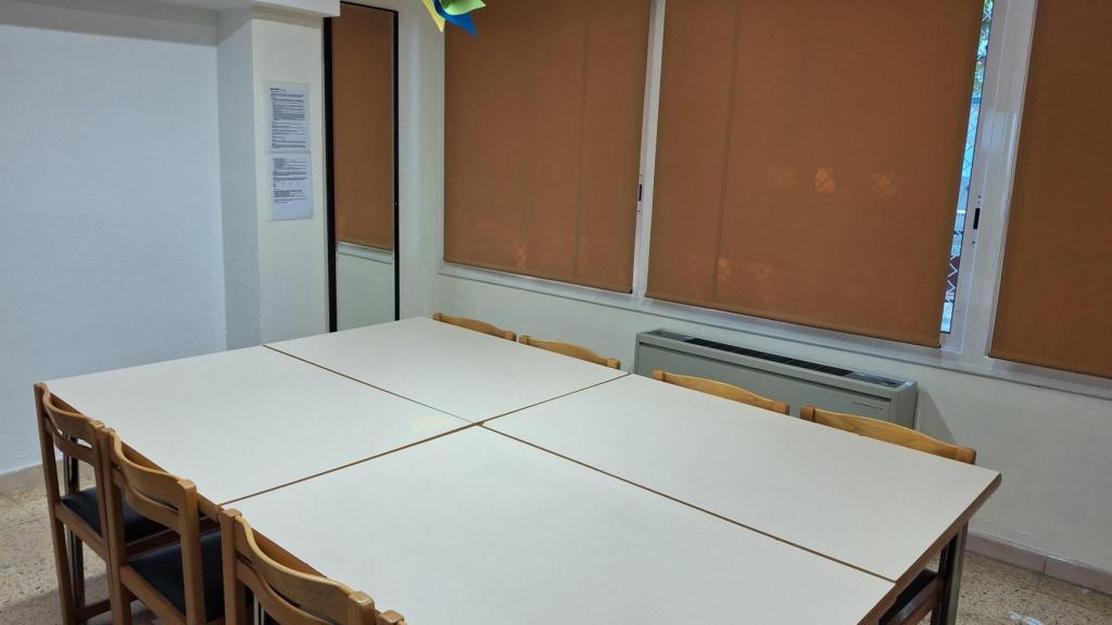 Mesas en la biblioteca del casal